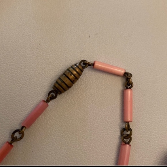 Pink Glass Art Deco Vintage Necklace.  Approximately 17 1/2 inches end to end. - Picture 6 of 6